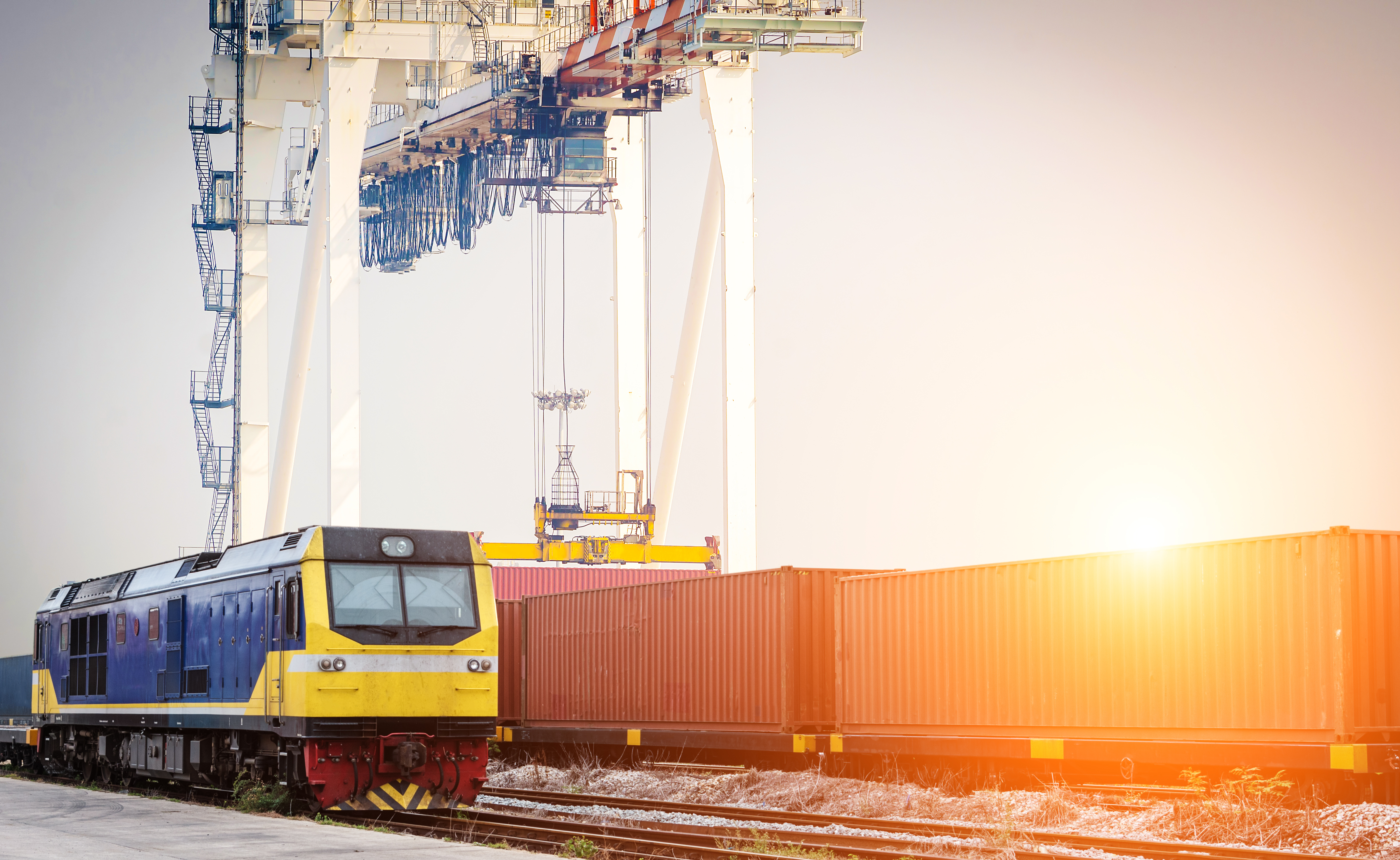 Bahntransport, Lok und Container an Verladestation