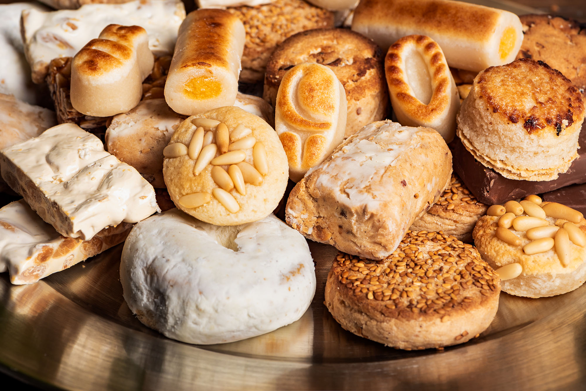 fertiges Backwerk auf Teller, Marzipan, Gebäck, Krapfen